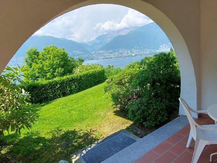 Ferienwohnung für 3 Personen, mit Terrasse und Garten sowie Pool und Ausblick in Piazzogna