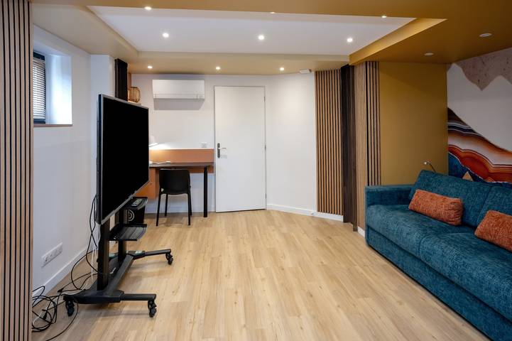 Apartamento entero, Casa de huéspedes 'La Suite Des Sommets' con piscina compartida, terraza y aire acondicionado in Barberaz, Chambéry region