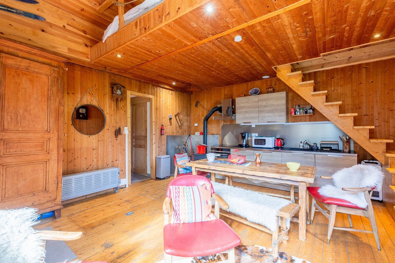Maison de vacances "Chalet de montagne calme et authentique" avec vue sur la montagne et terrasse in Saint-Pierre-en-Faucigny, Région de Bonneville