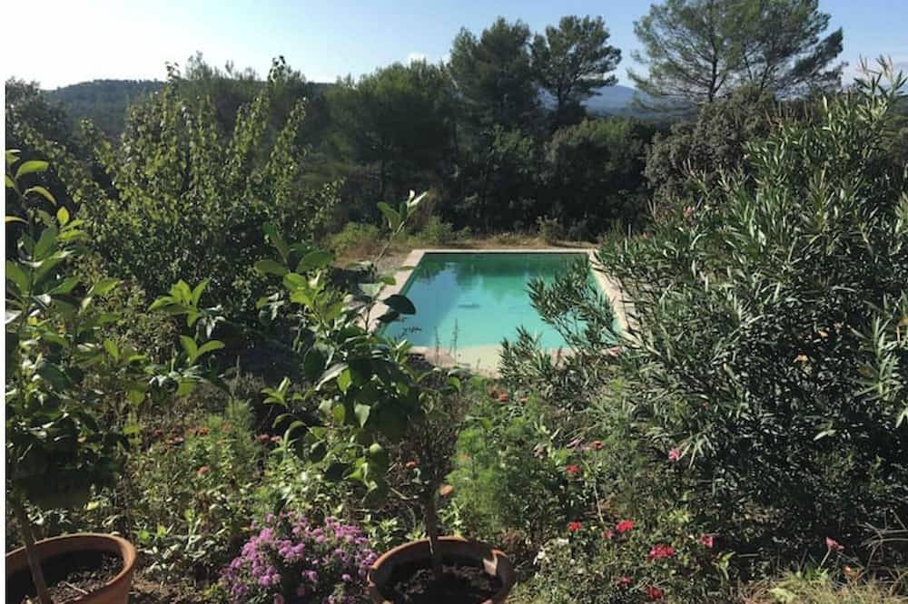 Dreaming in Provence among the olive trees, with a view of the Sainte Beaume mountain range in Barjols, Región Brignoles