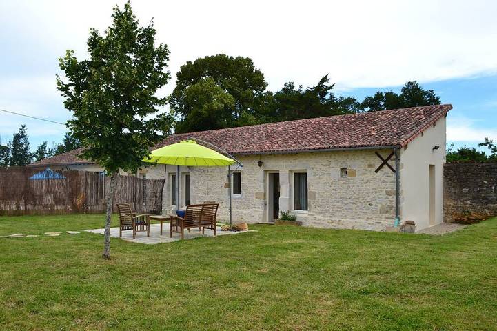 Gîte pour 4 personnes, avec terrasse ainsi que jardin et piscine à Pleuville