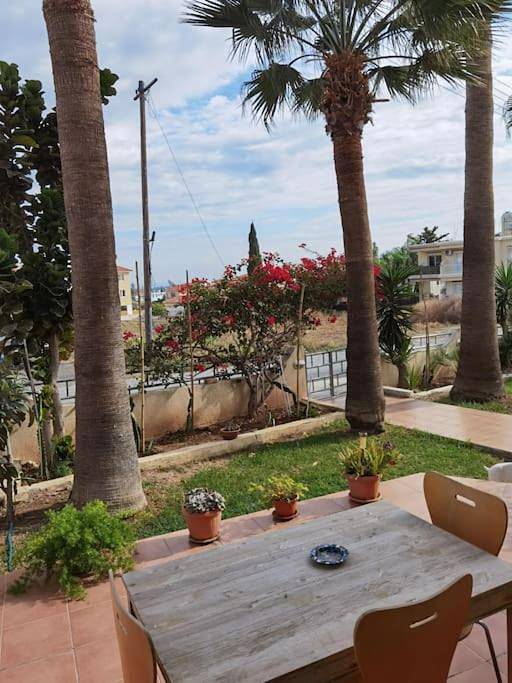 Gîte pour 5 personnes, avec jardin dans Oróklini