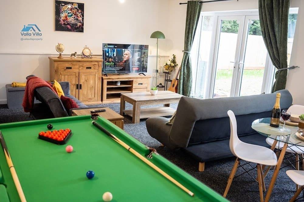 The Pines Villa 1 | Spacious 3Br | Cinema, Games & Ev | Parking | Sleeps 10+ in Northampton, Northamptonshire