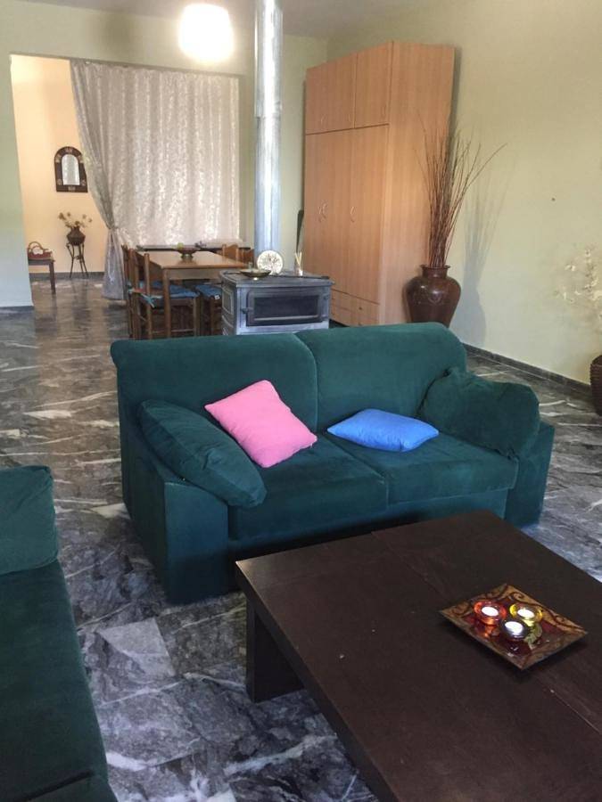 Ferienwohnung für 4 Personen, mit Terrasse und Garten sowie Ausblick in Chalkida