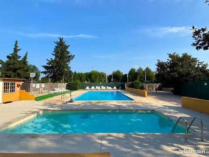 Camping pour 6 personnes, avec piscine et vue ainsi que jardin et bassin pour enfant, animaux acceptés