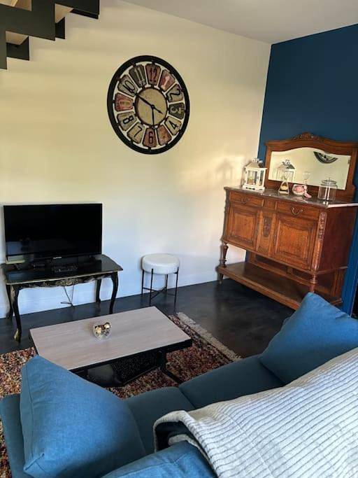 Appartement entier, Charmante maison rénovée centre-ville in Balbigny, Région de Roanne