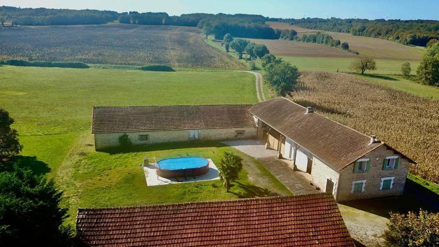 Location de vacances pour 11 personnes, avec Terrasse et Jardin ainsi que Piscine et Vue à Puyréaux