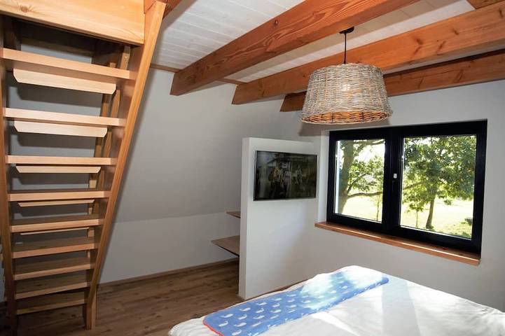 Maison au toit de chaume pittoresque située dans un grand jardin de style parc in Dranske, Région de Rügen