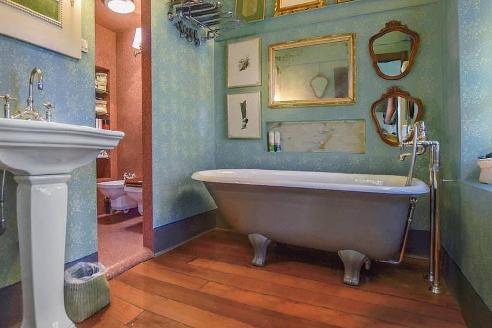 Seventeenth-century house on 2 floors, with Turkish bath and courtyards, 1km from Lake Orta. in Pella, Comune di Pella