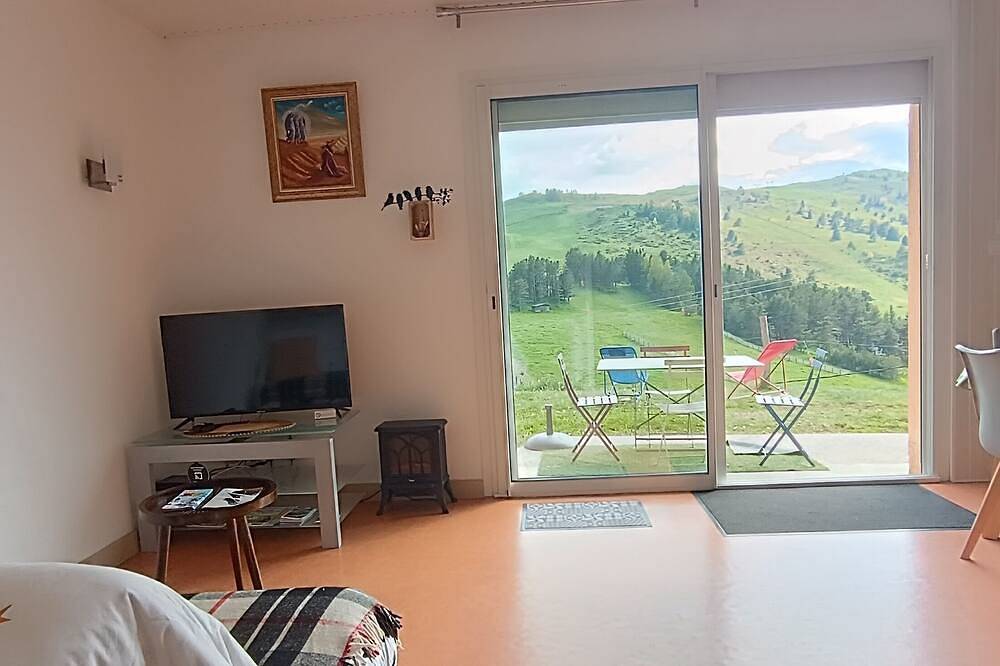 Entire apartment, With an exceptional view from the top of the mountains, it's a complete change of scenery! in Camurac, Limoux region