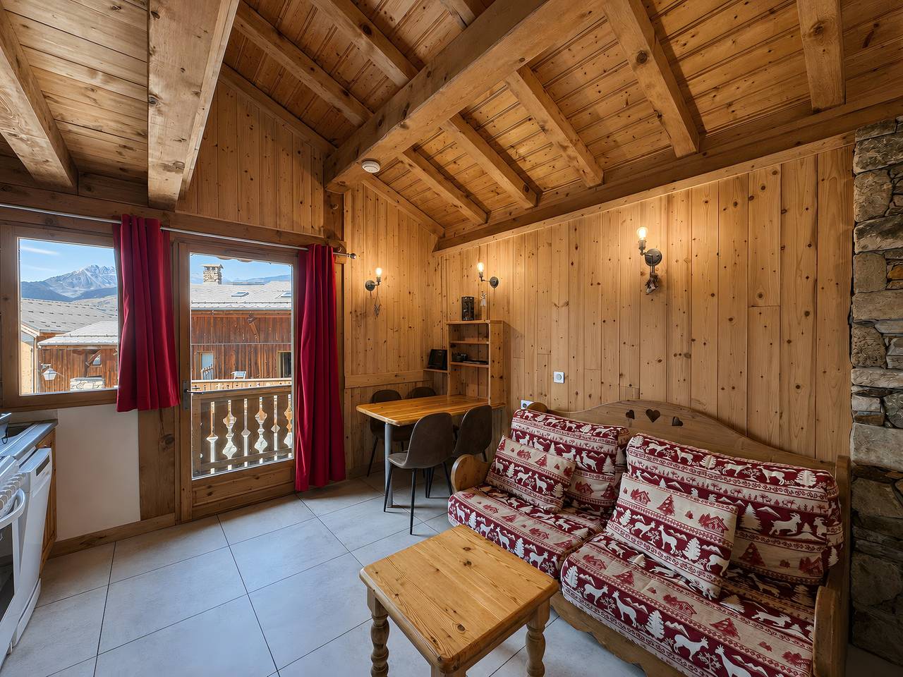 Ganze Wohnung, Ferienwohnung "Le Tyrol" mit Bergblick, Gemeinschaftsgarten und Balkon in Bellentre, La Plagne-Tarentaise