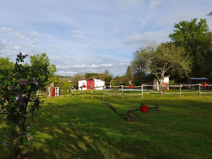Gîte pour 4 personnes, avec terrasse et vue ainsi que jardin et piscine à Fajoles - 3