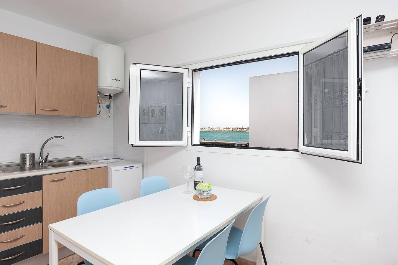 Apartamento entero, Apartamento "Eloisa 2" en la playa de la ciudad vieja con vista al mar y Wi-Fi in Puerto de Corralejo, La Oliva