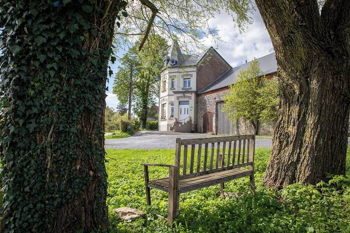 Gîte pour 9 personnes, avec terrasse et jardin à Baives