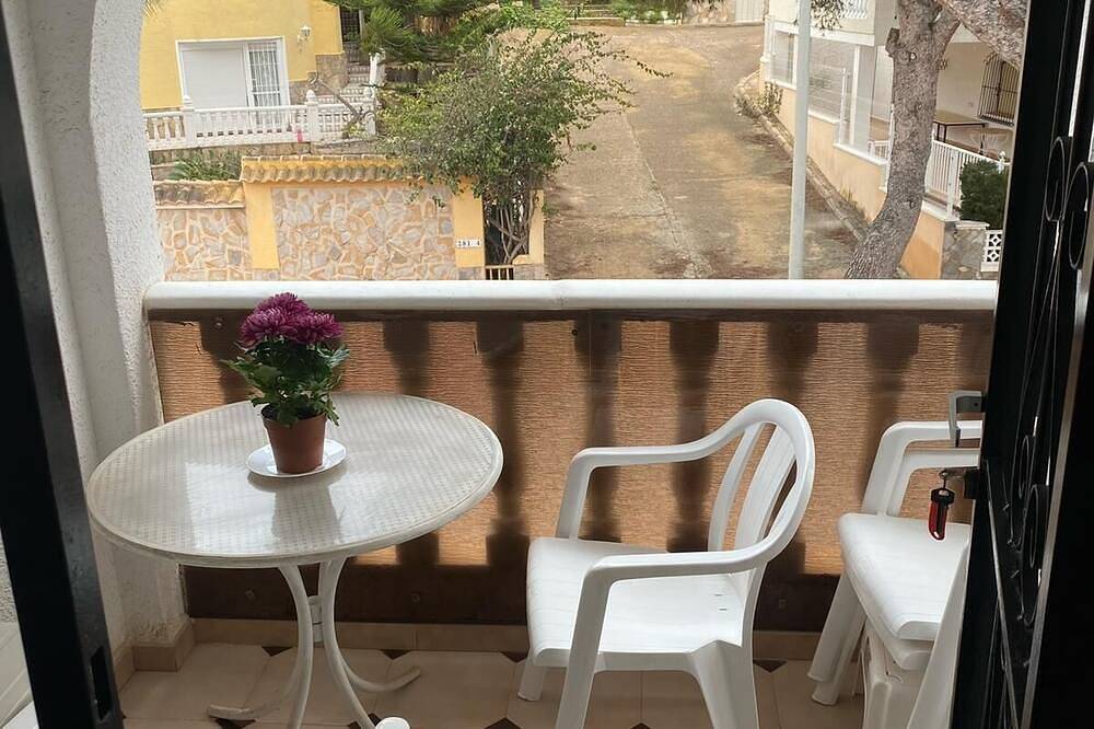 Apartamento entero, Renovated 2 bedroom 1 bath condo only 300m from La Zenia Beach in Centro La Zenia, Orihuela