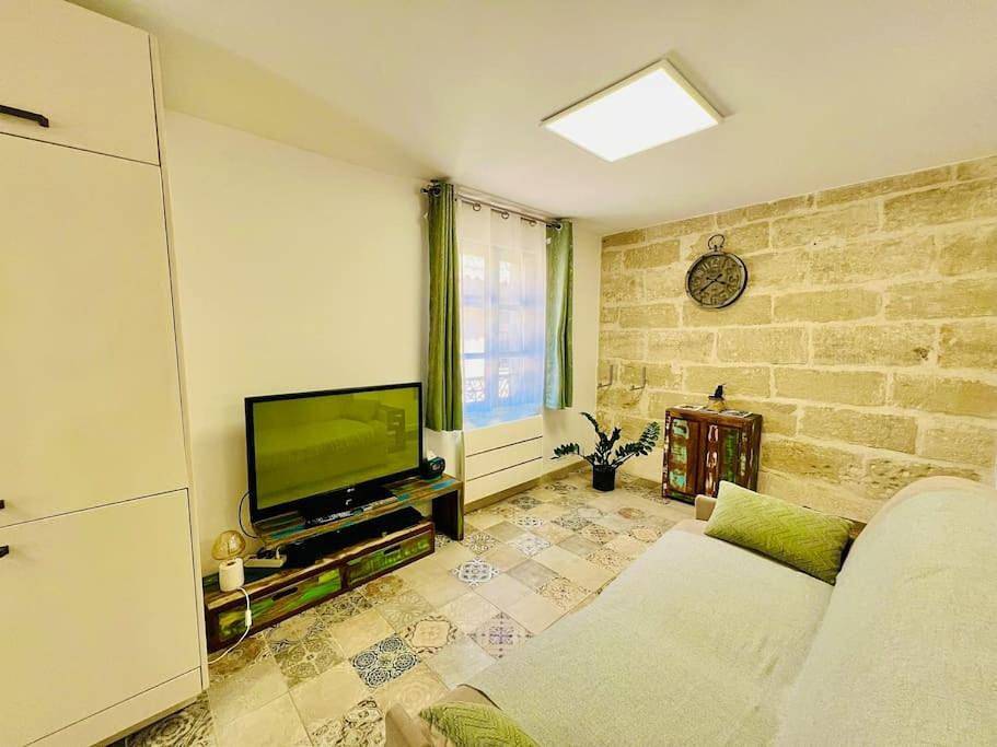 Appartement entier, One-Bedroom Apartment in Istres, Côte méditerranéenne (France)