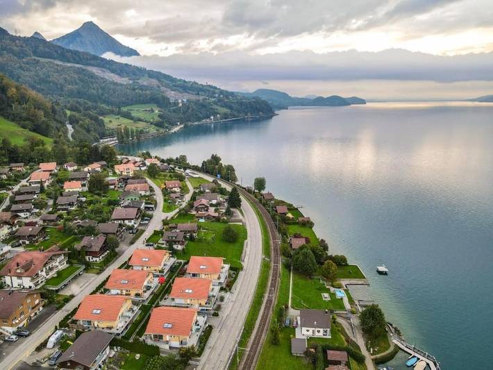 Ferienwohnung für 2 Personen, mit Balkon und Terrasse sowie Garten und Seeblick in Leissigen