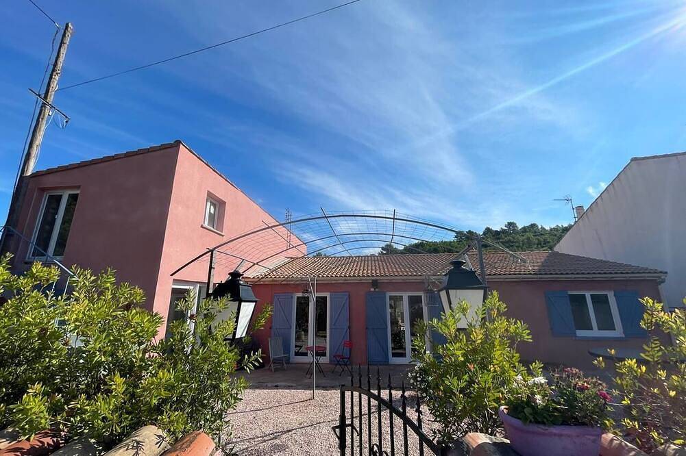 Charming property surrounded by vineyards near St Chinian in Pierrerue, Region de Béziers