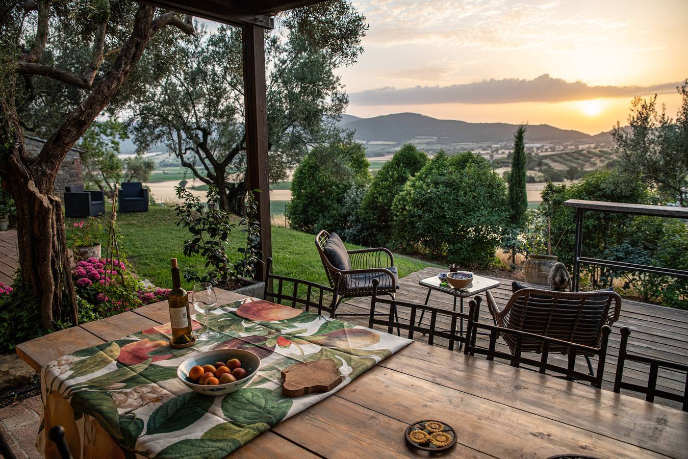 Sulla propria collina, una lussuosa villa di campagna al confine tra Umbria e Toscana in Magione, Lago Trasimeno