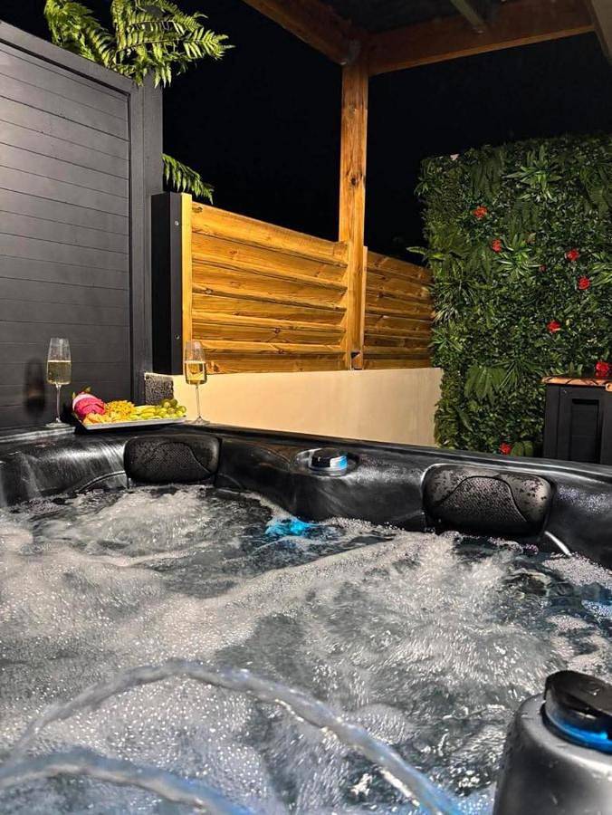 Maison de vacances pour 3 personnes, avec terrasse ainsi que piscine et jacuzzi