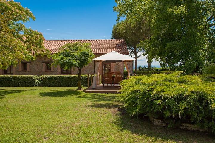 Cabaña para 4 personas, con terraza además de jardín y piscina en Candeleda