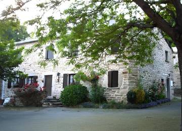 Gîte pour 15 personnes, avec terrasse et jardin à Prémian