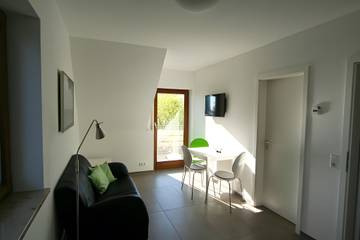 Ferienwohnung für 2 Personen, mit Balkon und Seeblick in Hegau