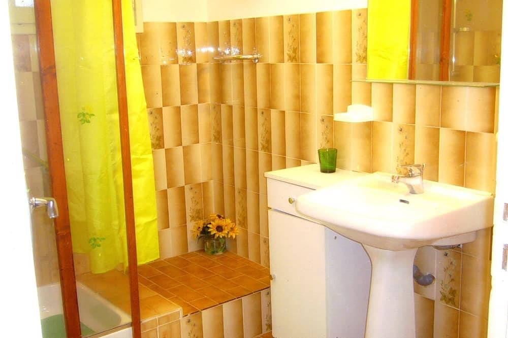 Ganze Wohnung, 2 Bedroom Apartment in Pierrerue in Pierrerue, Béziers und Umgebung