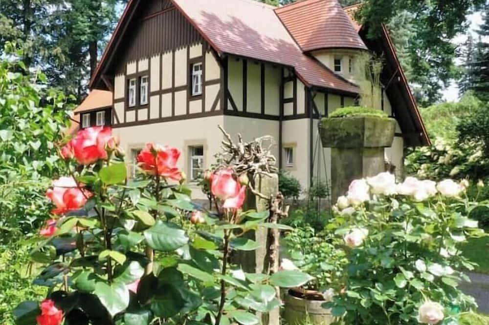 Ganze Wohnung, Stilvolles Apartment mit Blockhaussauna im Wald in Rosenthal-Bielatal, Elbsandsteingebirge