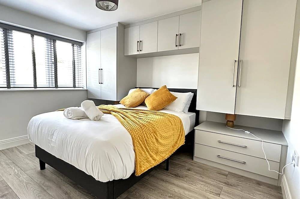 Entire apartment, Urban Stay  5 Guests Free Parking in Woking, Surrey