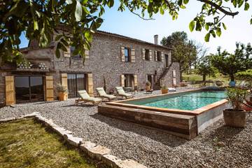Gîte pour 14 personnes, avec jardin à Puycelsi