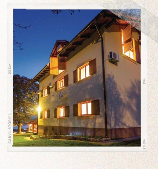 Ferienhaus für 16 Personen, mit Balkon und Whirlpool sowie Terrasse und Garten in Plaški