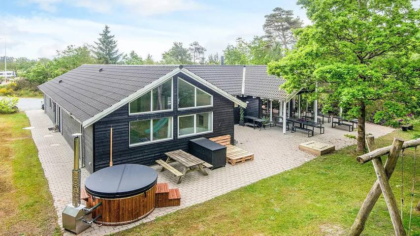 Ferienhaus für 19 Personen, mit Whirlpool und Terrasse sowie Pool und Sauna