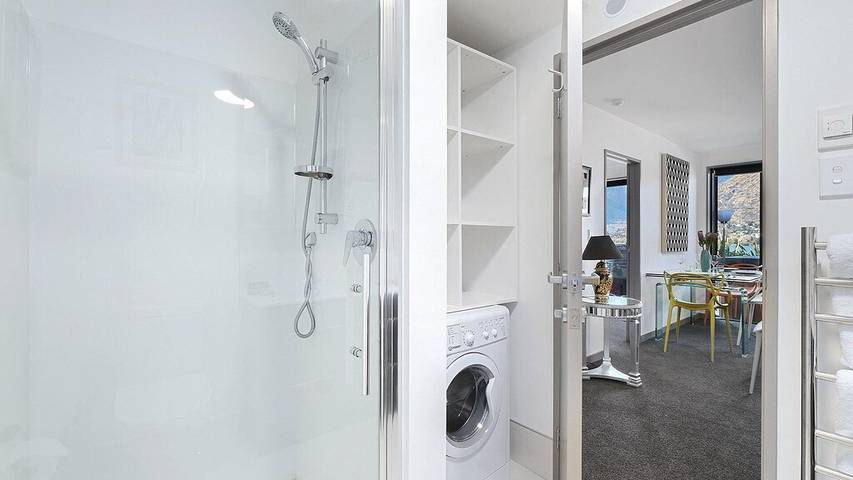 Vacation rental for 4 people, with terrace and yard as well as hot tub in Queenstown