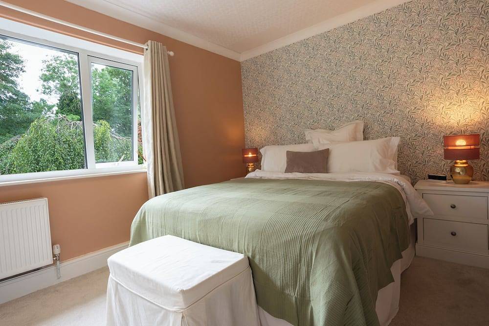 Wisteria Corner, Large Tranquil Family Home, Spacious, Edge of the Peak District in Chesterfield, Derbyshire