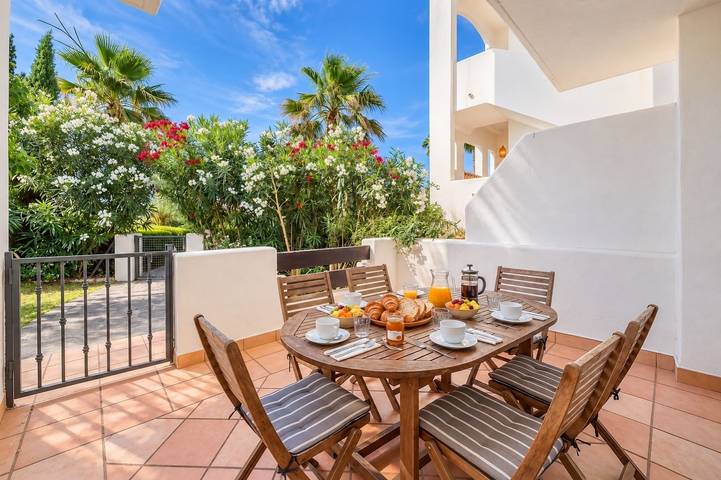 Apartamento entero, GuestReady - Sunset Golf con Jardín Privado in La Resina, Estepona