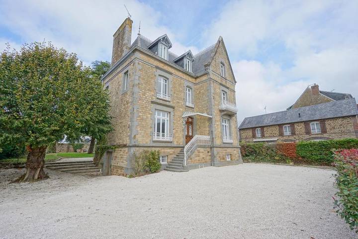 Maison de vacances pour 18 personnes, avec Balcon et Jacuzzi ainsi que Terrasse et Jardin à Ducey