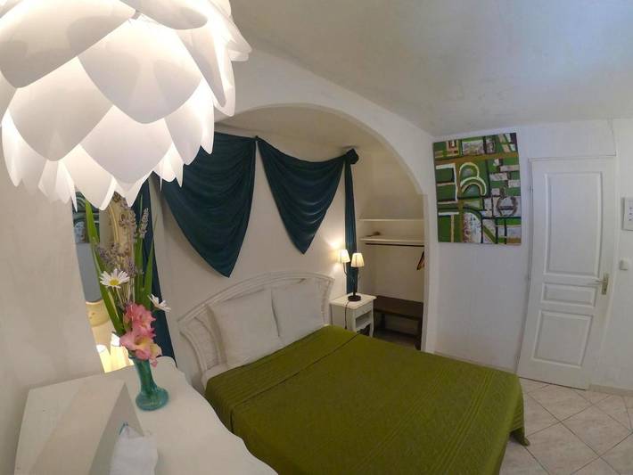 Location de vacances pour 2 personnes, avec vue ainsi que jardin et piscine dans Montlegun - 3