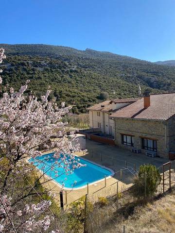 Hôtel pour 2 personnes, avec terrasse et piscine à Bierge