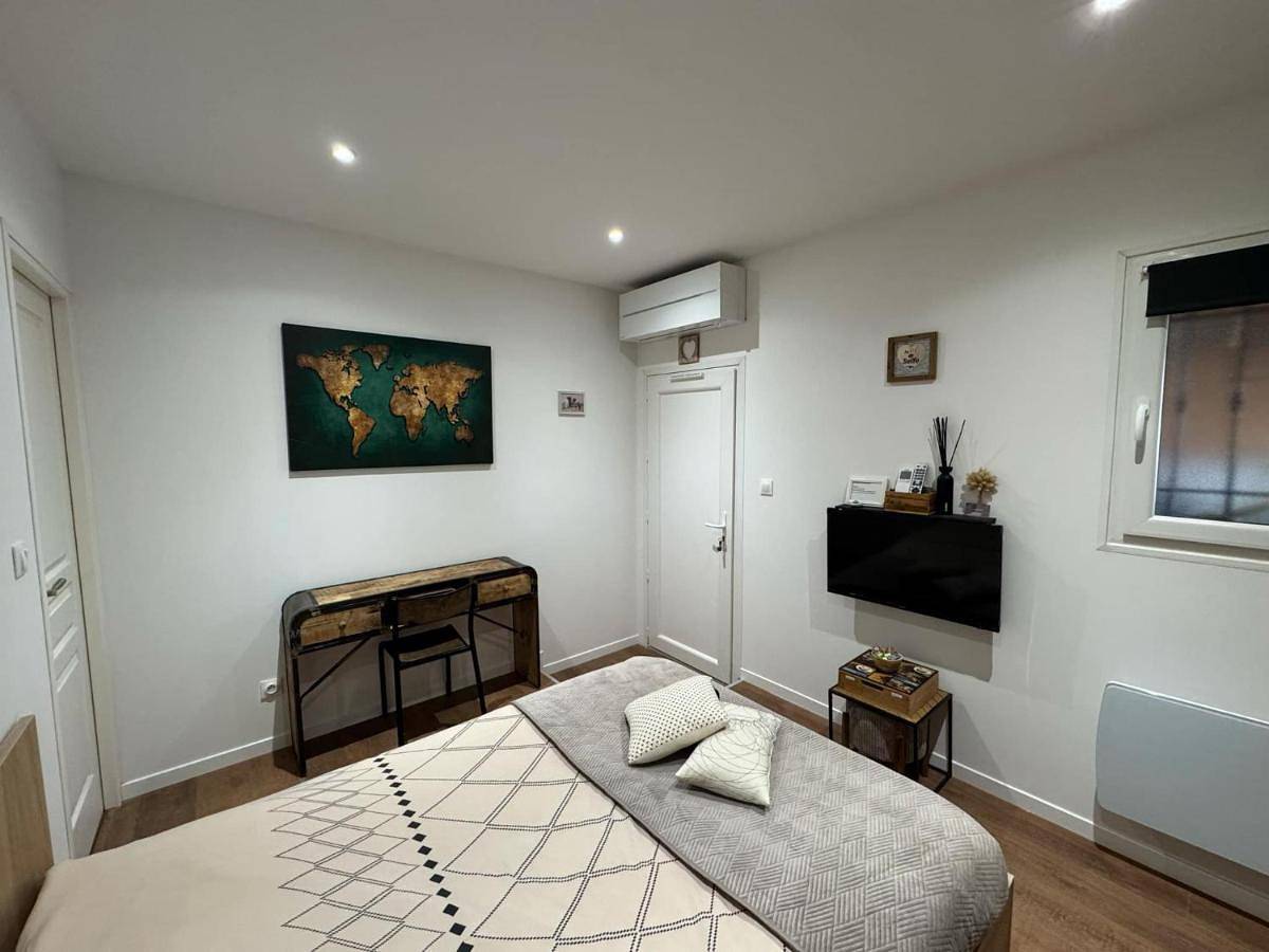 Appartement de vacances entier, Double Room with Private Bathroom in Rocbaron, Côte méditerranéenne (France)