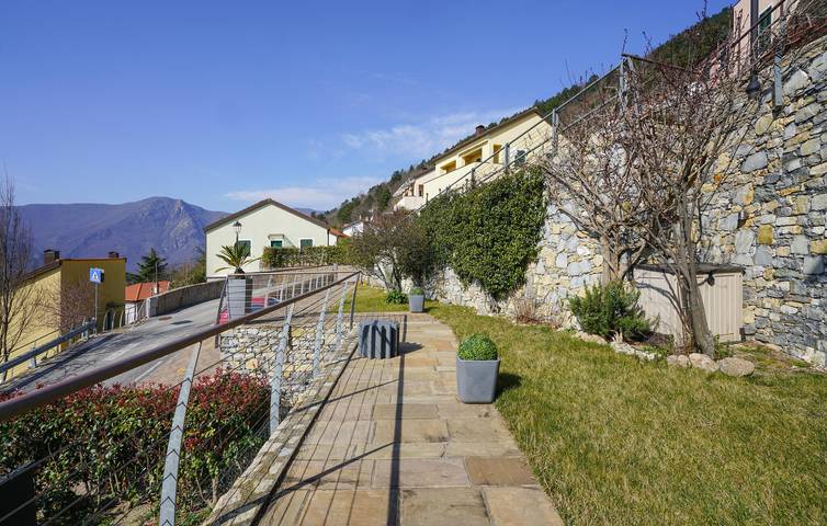 Appartamento vista mare con piscina vicino al centro di Magliolo in Magliolo, Alpi Liguri