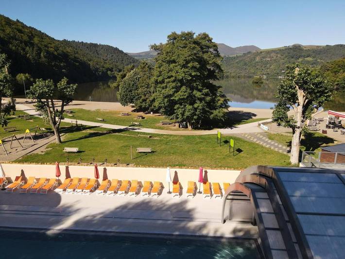 Camping pour 4 personnes, avec piscine ainsi que terrasse et bassin pour enfant, animaux acceptés dans Région de Besse-et-Saint-Anastaise - 2