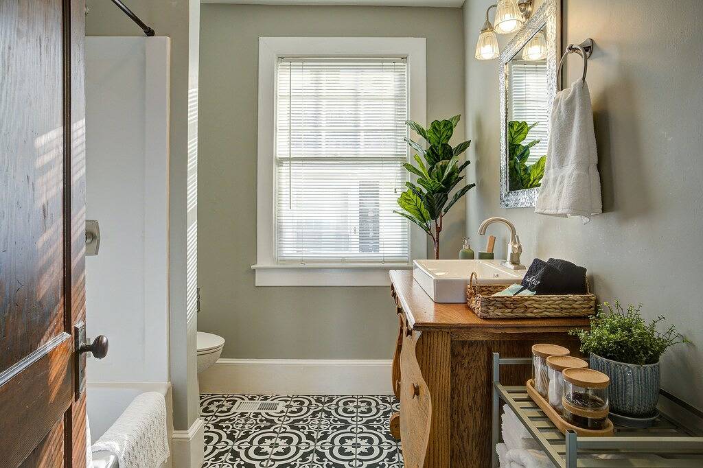 ✨️Family Friendly Getaway✨️Small or Large Groups Welcome - Eclectic Design Gem! in Johnson City, Blue Ridge Mountains