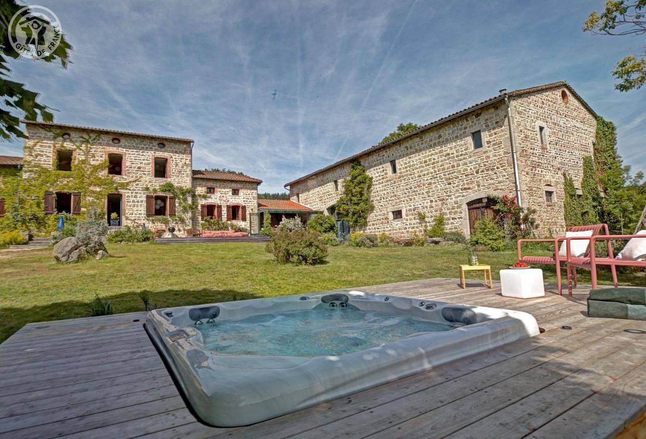 Charmante maison de famille au calme, 5 chambres, jacuzzi in Les Salles, Montbrison