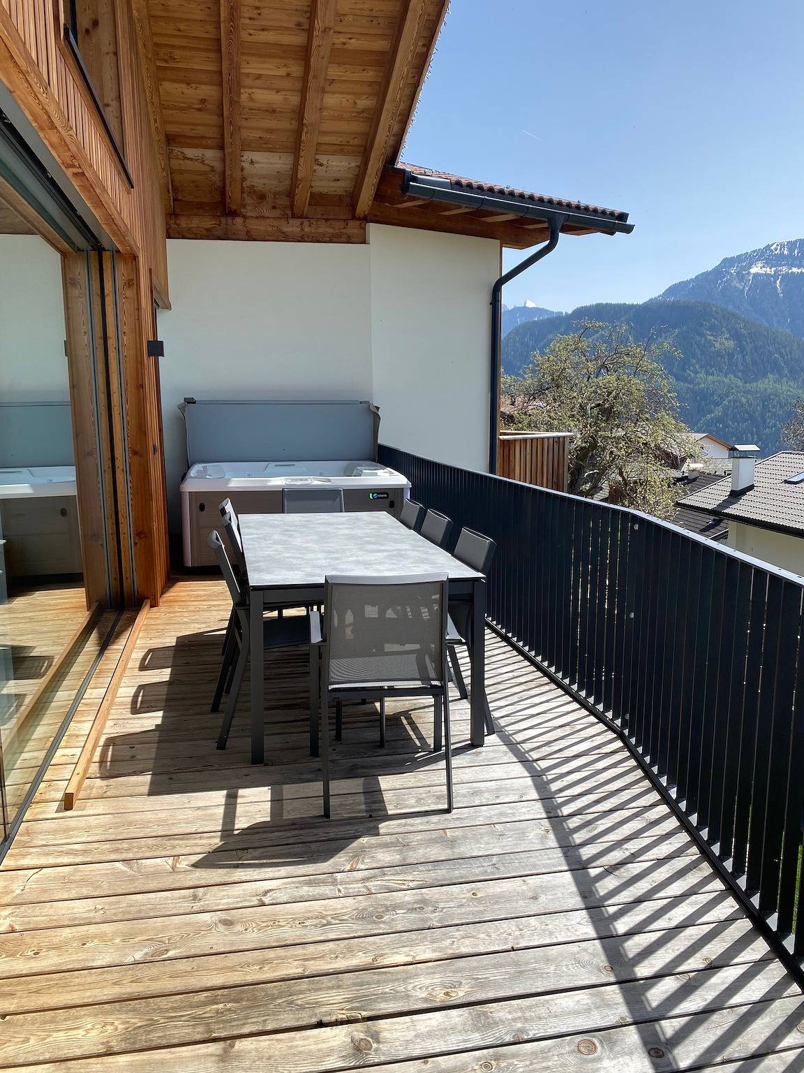 Entire apartment, Apartment "Anger Living Langkofel" with Mountain View, Garden & Whirlpool in Tschöfas, Lajen