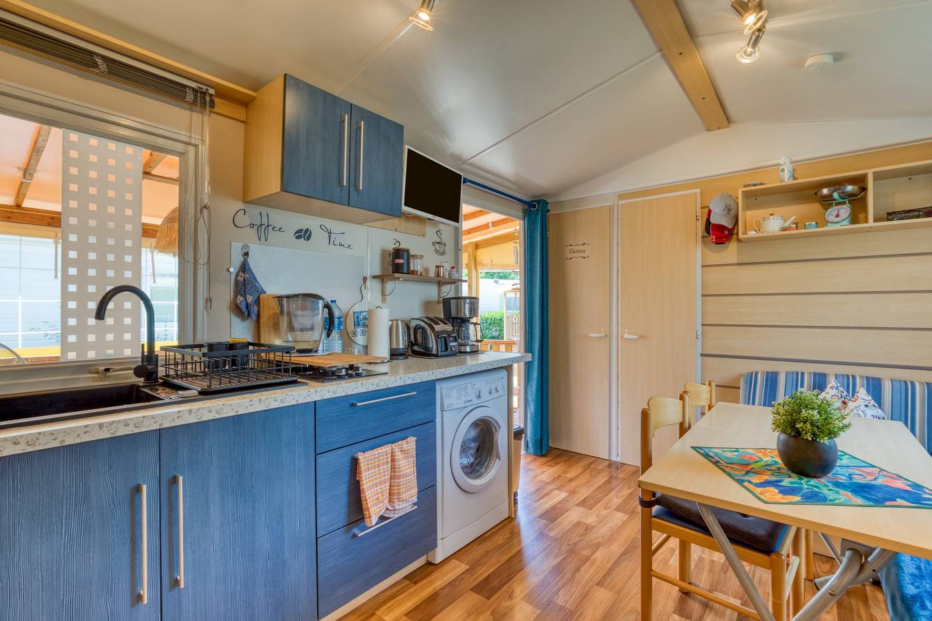 Stacaravan 'Location Agde' met privéterras, wifi en airconditioning in La Tamarissière, Agde