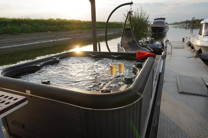 Boot voor 2 personen, with Terras and Whirlpool as well as Sauna and Uitzicht in Leverkusen