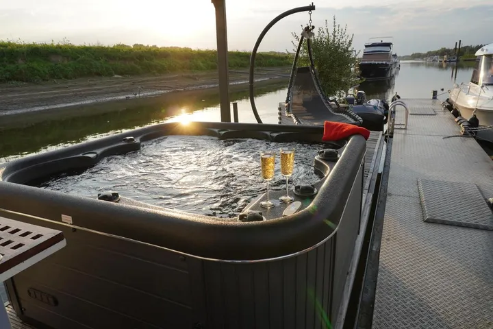Bateau pour 2 personnes, avec jacuzzi ainsi que sauna et terrasse - 1