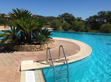 Gîte pour 6 personnes, avec jacuzzi et jardin ainsi que piscine et terrasse dans le Var