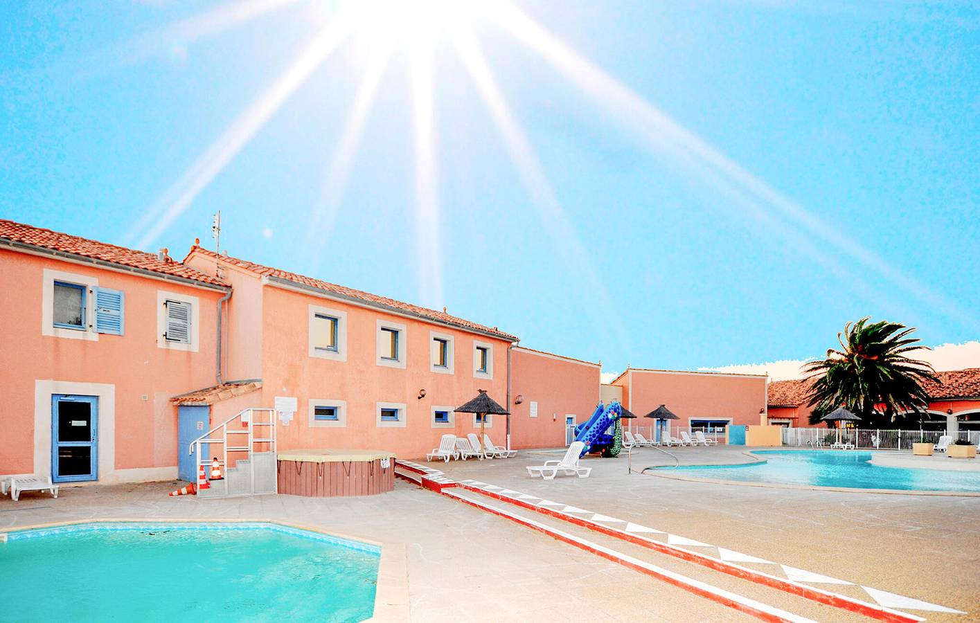 Beachside Apartment with Pool & Parking, 1.5km from Beach in Le Barcarès, Côte d'Améthyste